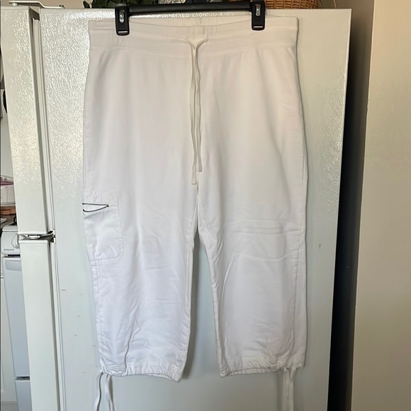 Eddie Bauer Medium White 100% Cotton Capris - Picture 1 of 6